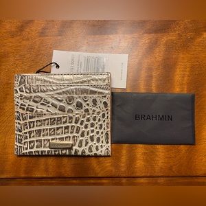 Women’s Card Holder
BRAHMIN